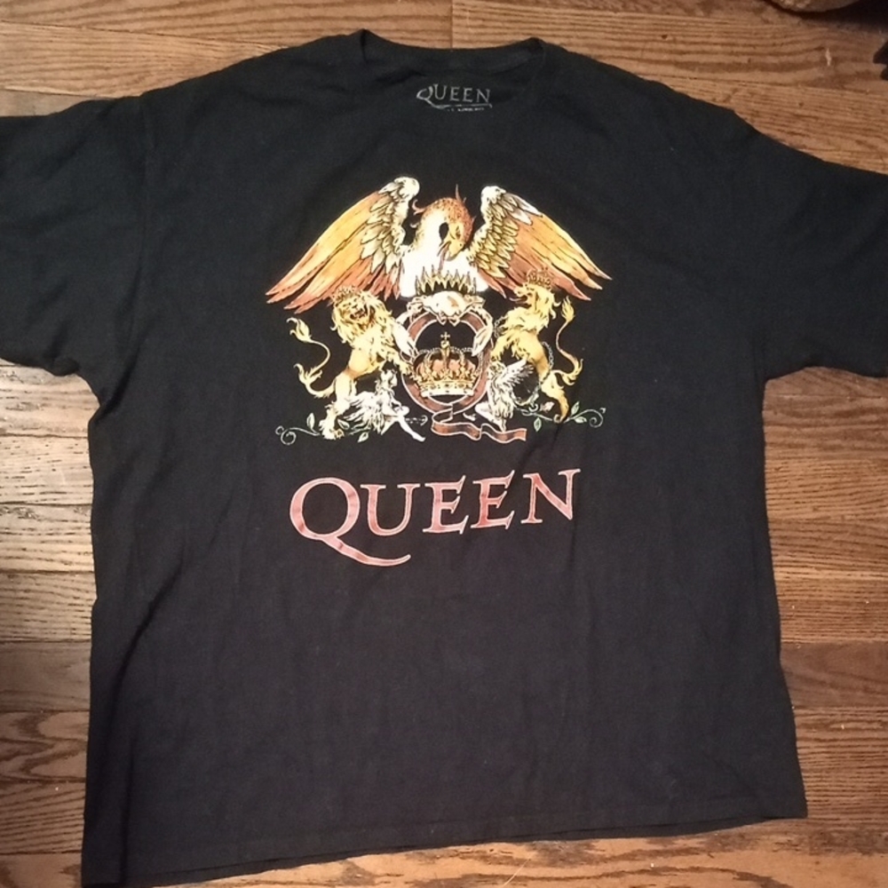 Que Black Short Sleeve Tee with Iconic Design